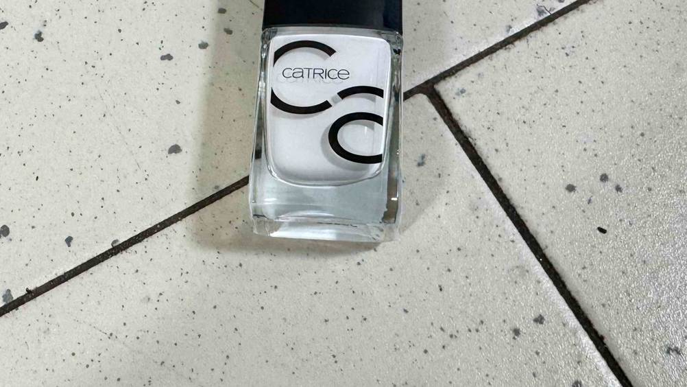 Weißer Nagellack getestet: Nahaufnahme des Aufdrucks auf der Flasche.