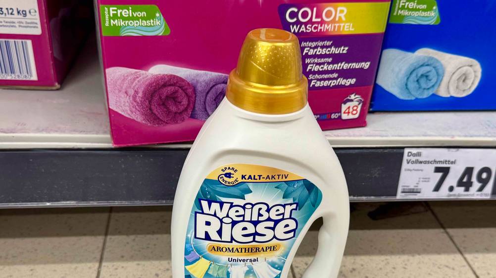 Weißer-Riese-Waschmittel im Test: Nahaufnahme des Labels und der Verschlusskappe.