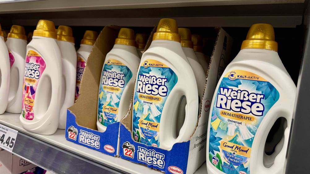 Mehrere Flaschen des getesteten Weißer-Riese-Waschmittels in einem Verkaufsregal.