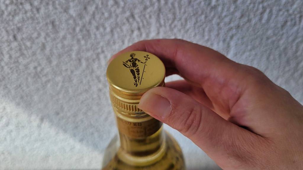 Deckel einer Flasche weißer Rum.