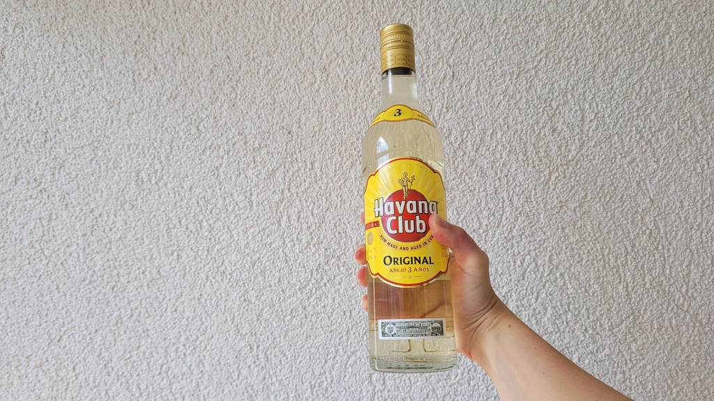 Eine Flasche weißer Rum der Marke Havana.