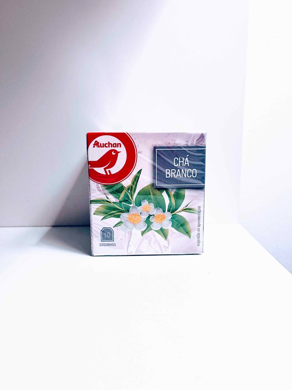 Eine Packung getesteter weißer Tee befindet sich im Regal. 