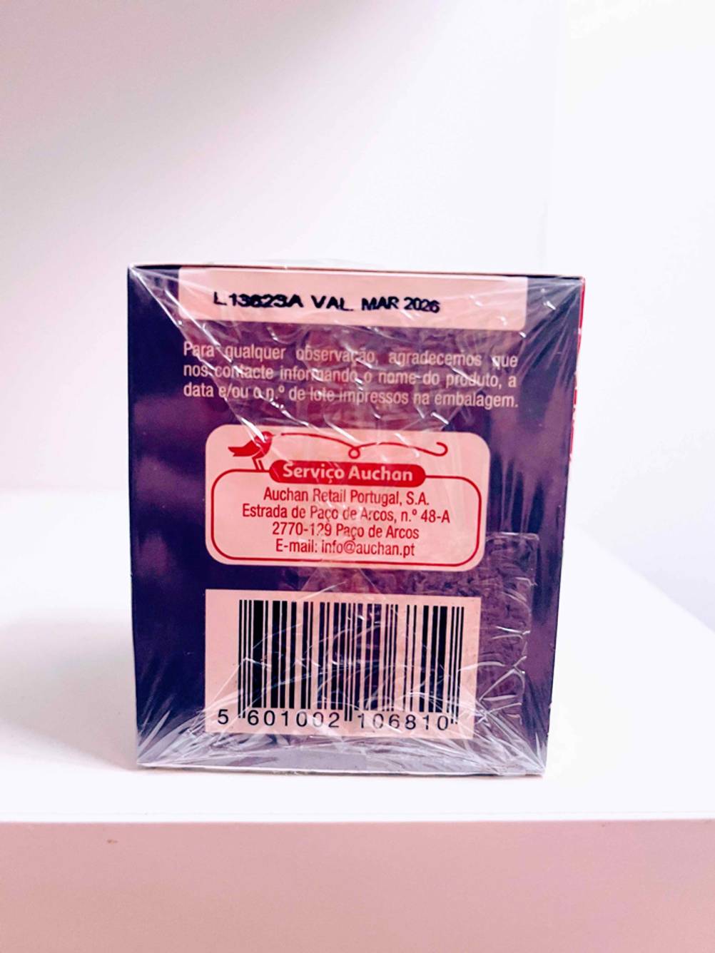 Rückseite einer Packung getesteter weißer Tee mit Inhaltsstoffangaben. 