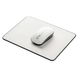 Ein getestetes weißes Gaming-Mousepad mit Maus.