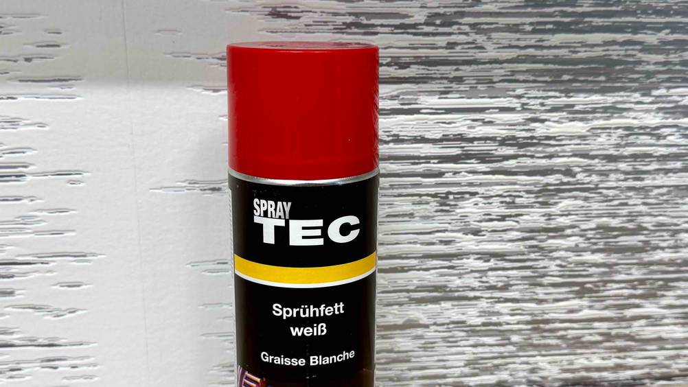 Weißes Sprühfett getestet: Nahaufnahme der Dose mit Logo und Artikelbezeichnung.