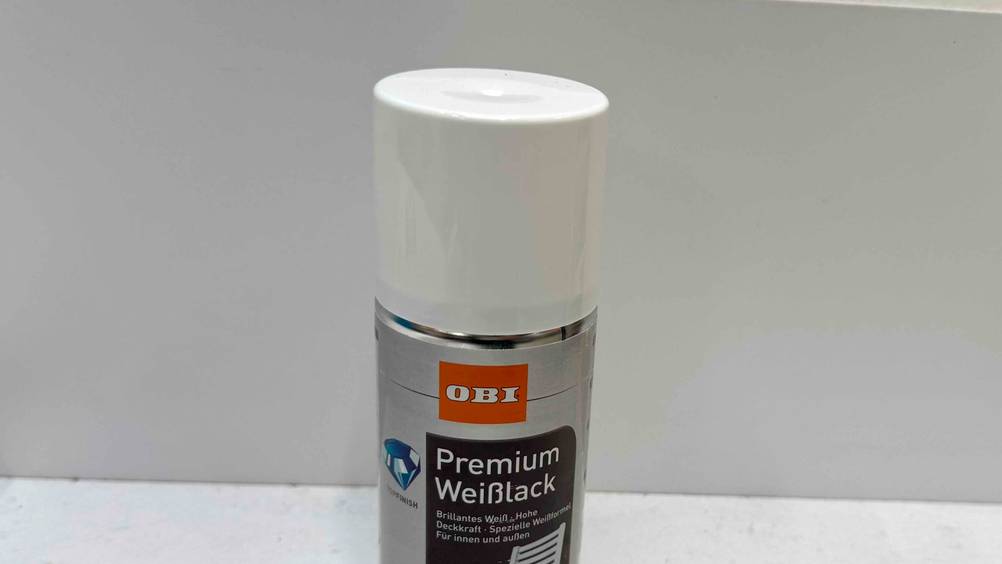 Weißlack im Test: Nahaufnahme der Verschlusskappe mit Logo und Artilelbezeichnung auf der Dose.