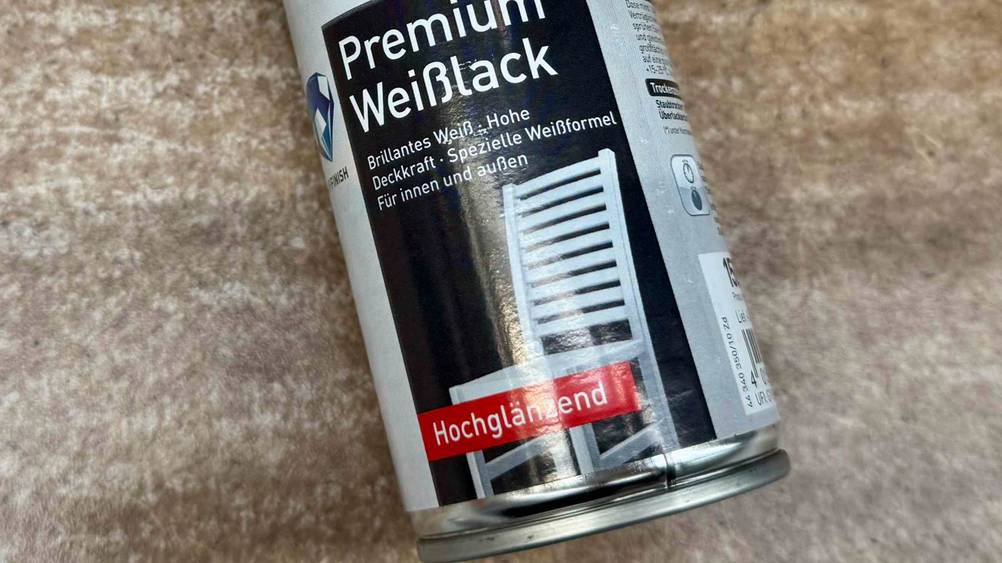 Weißlack getestet: Nahaufnahme der Vorderseite der Verpackung mit Informationen.