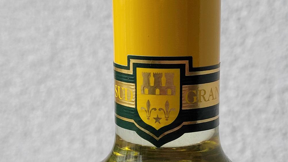 Nahaufnahme der Banderole am Hals einer Flasche des getesteten Weißweins.