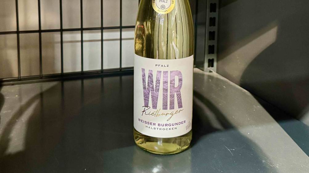 Weißwein (halbtrocken) im Test: Nahaufnahme des Labels auf der Flasche.