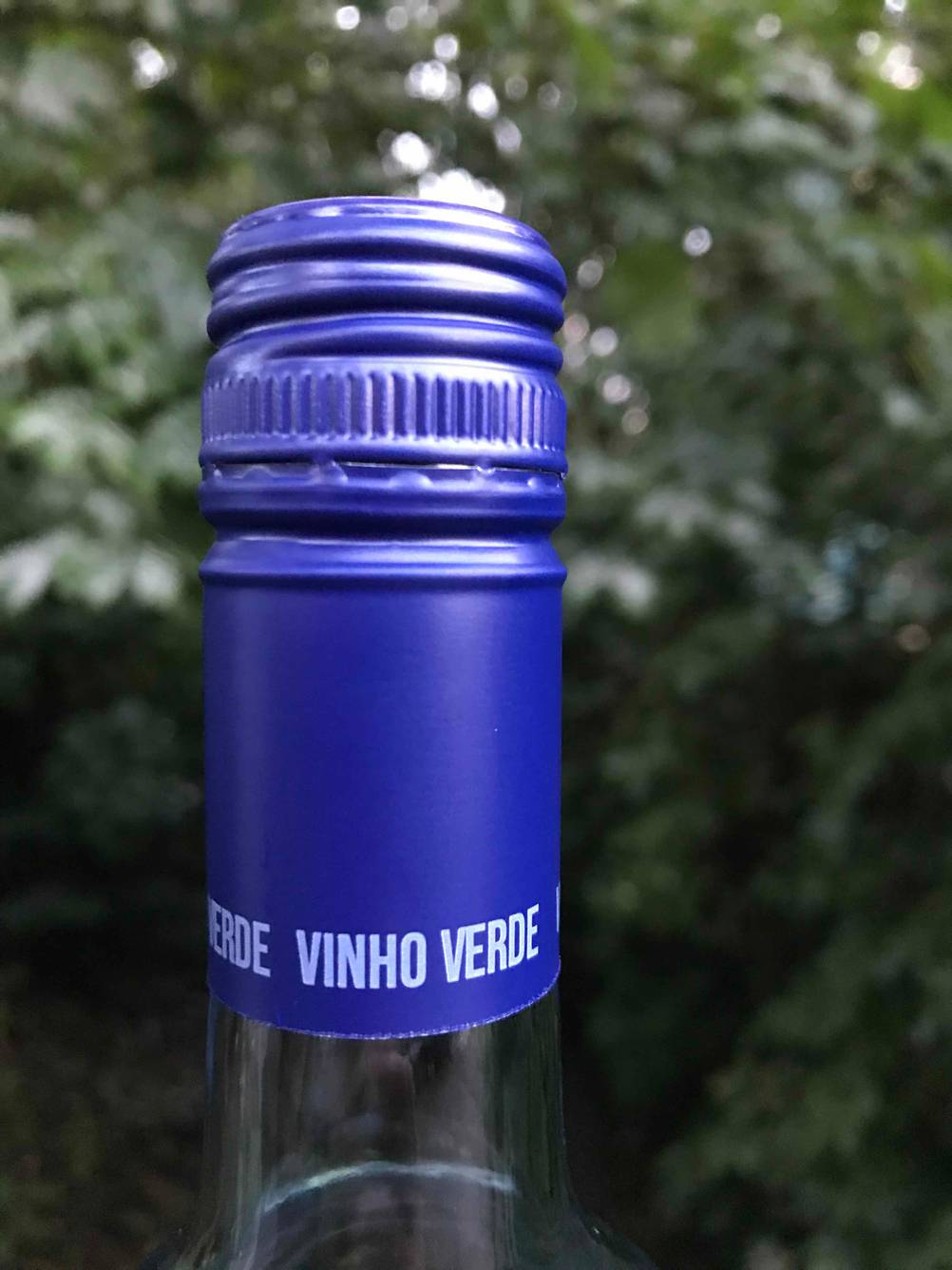 Nahaufnahme des Flaschenhalses mit Verschlusskappe des Weißwein (lieblich) im Test.