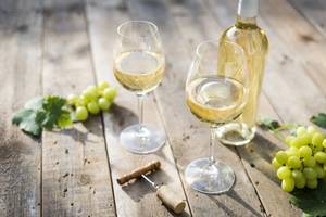 In Weißwein-Tests werden Weine der unterschiedlichen Rebsorten bewertet.