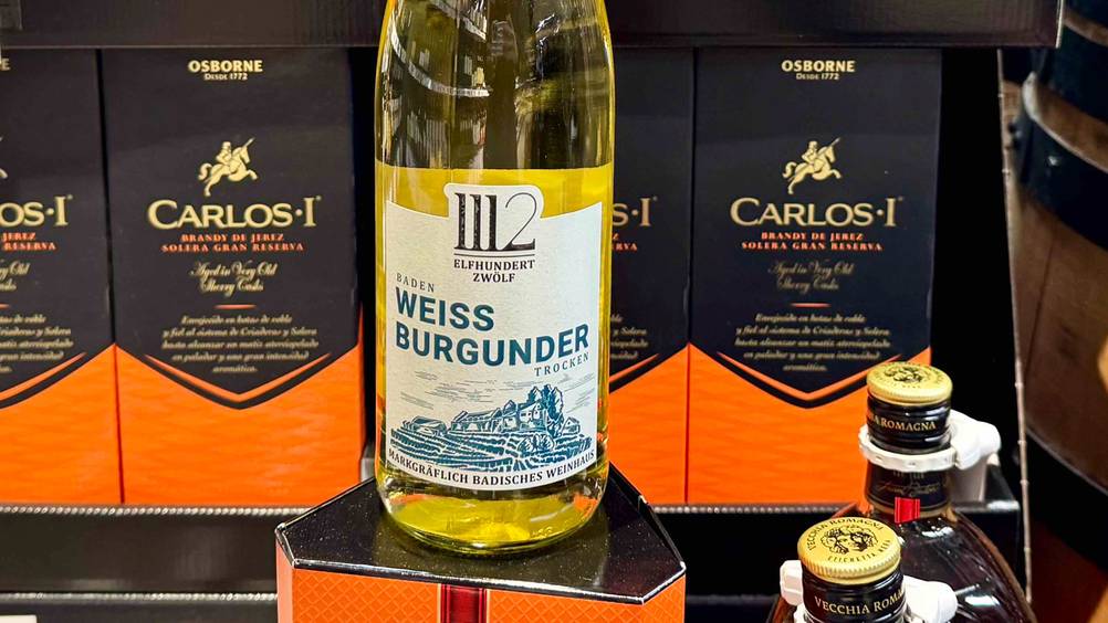 Weißwein (trocken) getestet: Nahaufnahme des Labels mit Logo.