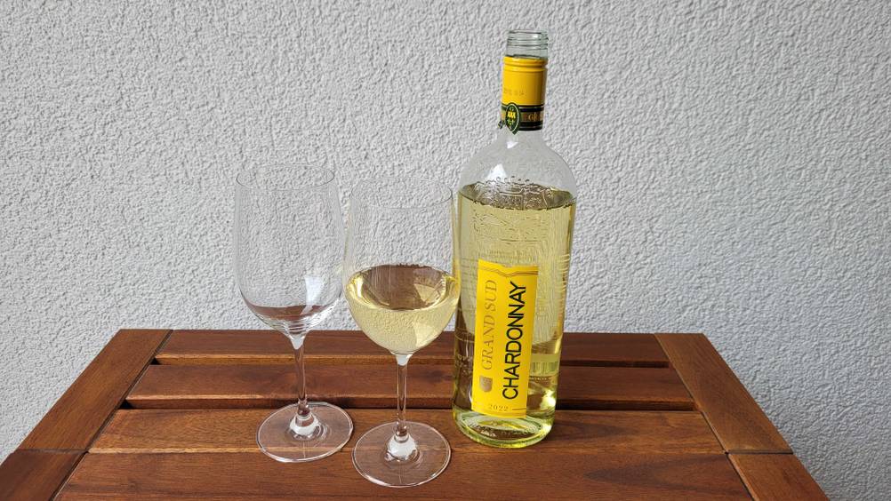 weisswein in zwei Gläsern mit Flasche