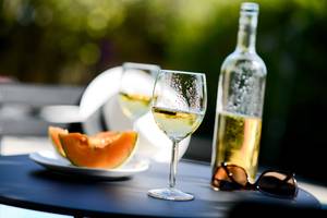 In gängigen Weißwein-Tests wird empfohlen den Wein auch aus einem entsprechenden Weinglas zu trinken.