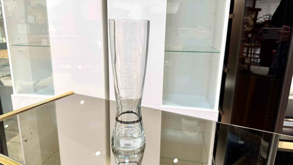 Weizengläser im Test: Ein Glas auf einer Spiegeloberfläche.