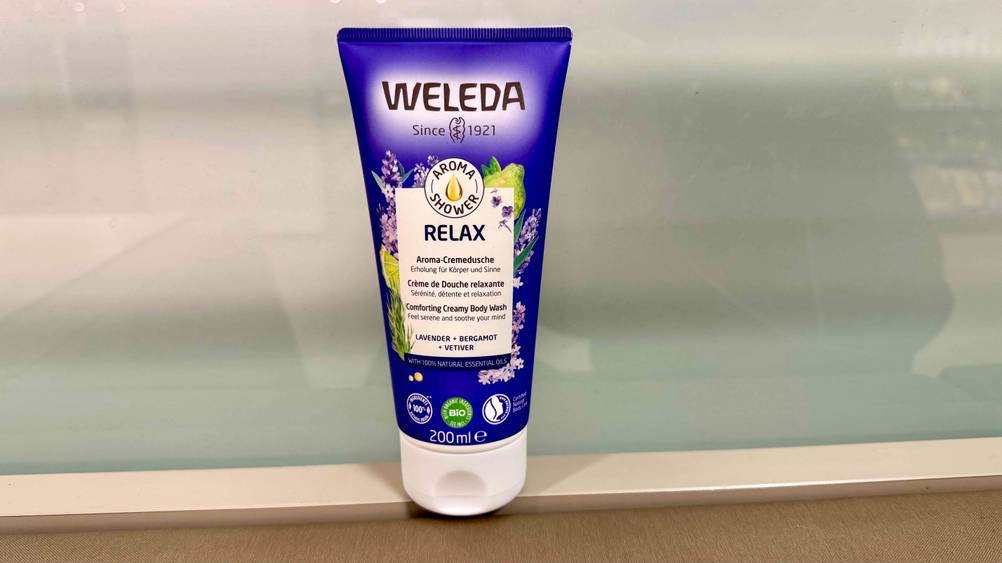 Weleda-Duschgel im Test: Vor einer Milchglasscheibe steht eine Tube.