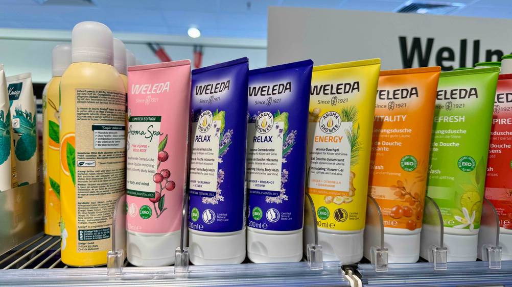 Mehrere Tuben des Weleda-Duschgel im Test auf einem Verkaufsregal.