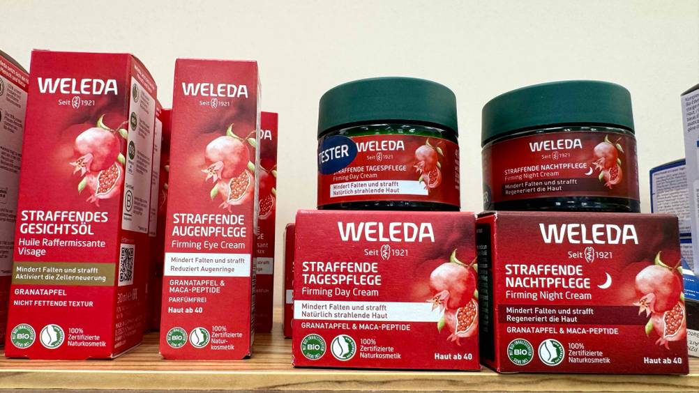 Mehrere Tiegel der Weleda-Gesichtscreme stehen auf einem Verkaufsregal.