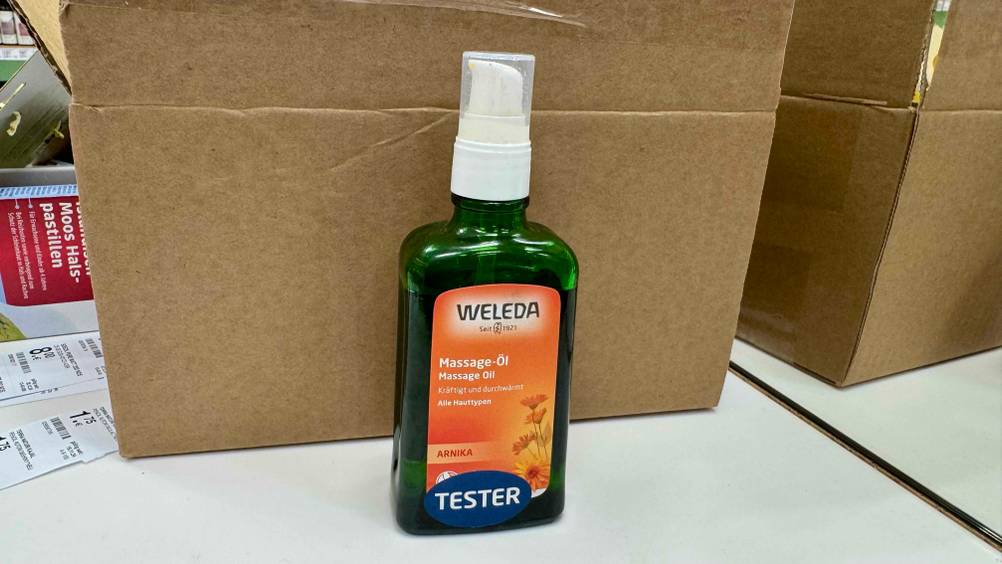 Getestet: Ein Weleda-Massageöl steht vor einem Karton.