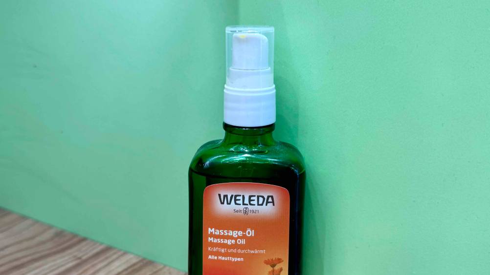 Weleda-Massageöl im Test: Nahaufnahme des Logos und der Artikelbezeichnung auf der Verpackung.