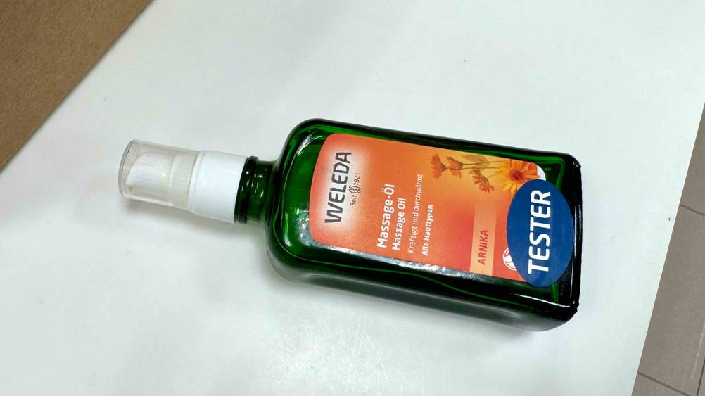 Weleda-Massageöl getestet: Eine Flasche liegt horizontal auf einer hellen Fläche.