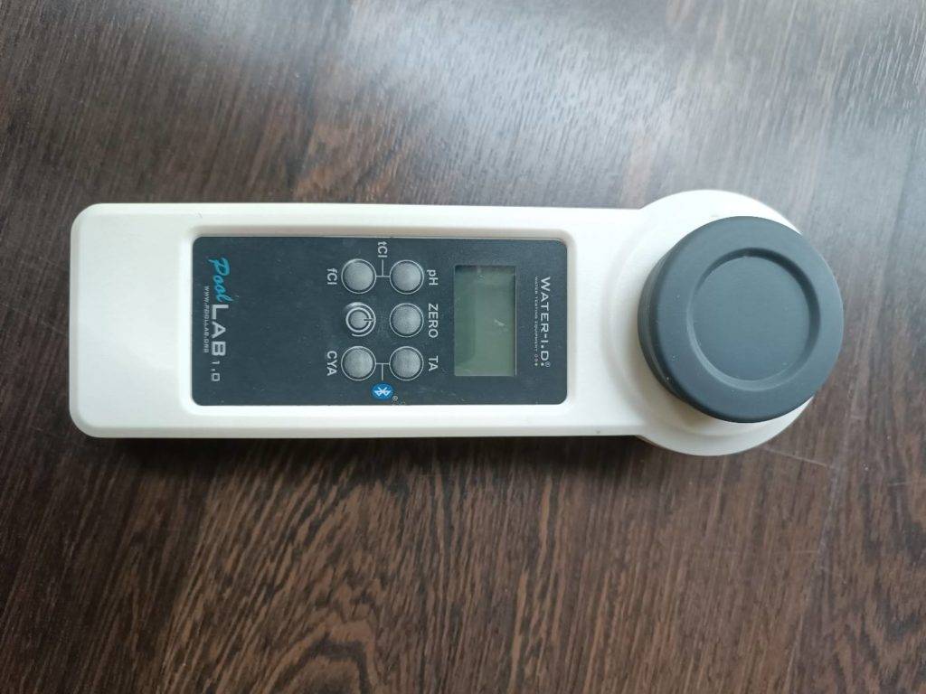 Pooltester-Test: Ansicht der Anzeige und der Bedientasten eines digitalen, weiß-grauen Modells des Typs PoolLab 1.0.