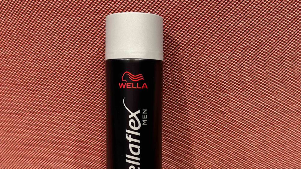 Wella-Haarspray-Test: Nahaufnahme der Verschlusskappe und des Logos auf der Dose.