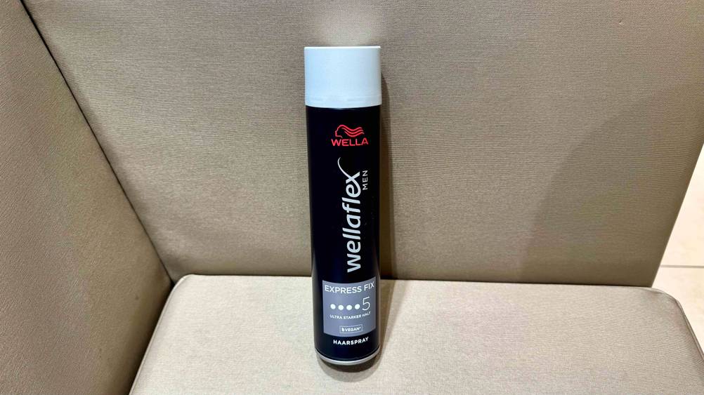 Wella-Haarspray im Test: Eine Dose auf einem beigen Polstermöbel stehend.