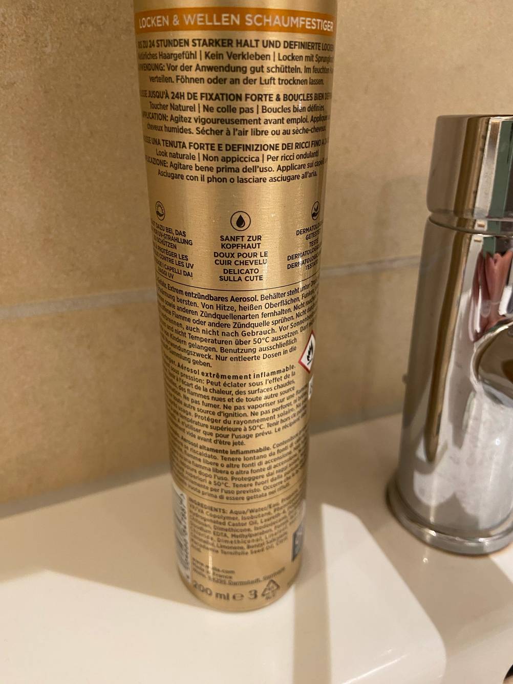 Auf der Rückseite einer Flasche getesteter Wella-Schaumfestiger stehen Informationen zur Anwendung.