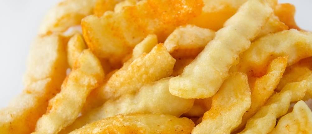 Wellenschnittmesser an geriffelten Pommes in Großaufnahme getestet.