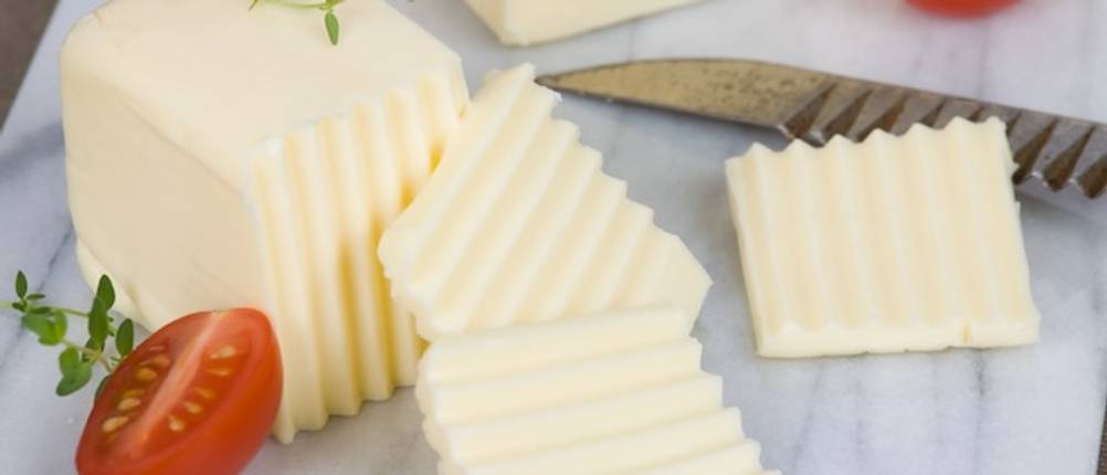 Wellenschnittmesser im Test: Butterblock mit einem Wellenschnittmesser.