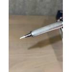 Nahaufnahme der Lötspitze des Weller WE 1010 Lötkolbens. Die feine Spitze ist detailliert zu erkennen und zeigt keine Gebrauchsspuren.