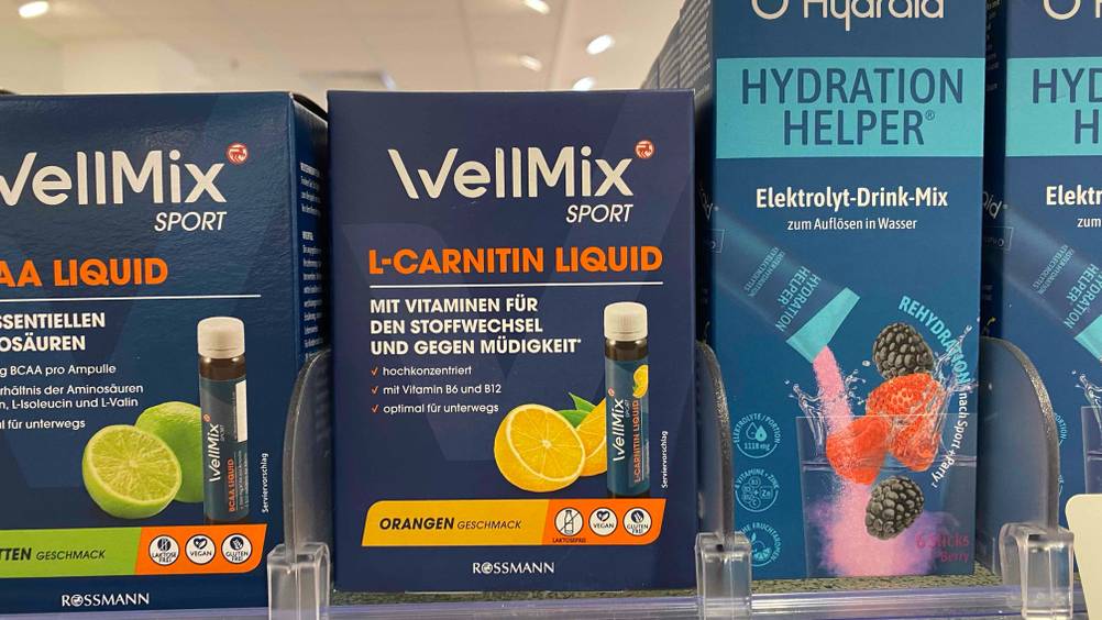 L-Carnitin-Test: Eine Packung von WellMix steht zwischen anderen Produkten in einem Regal.