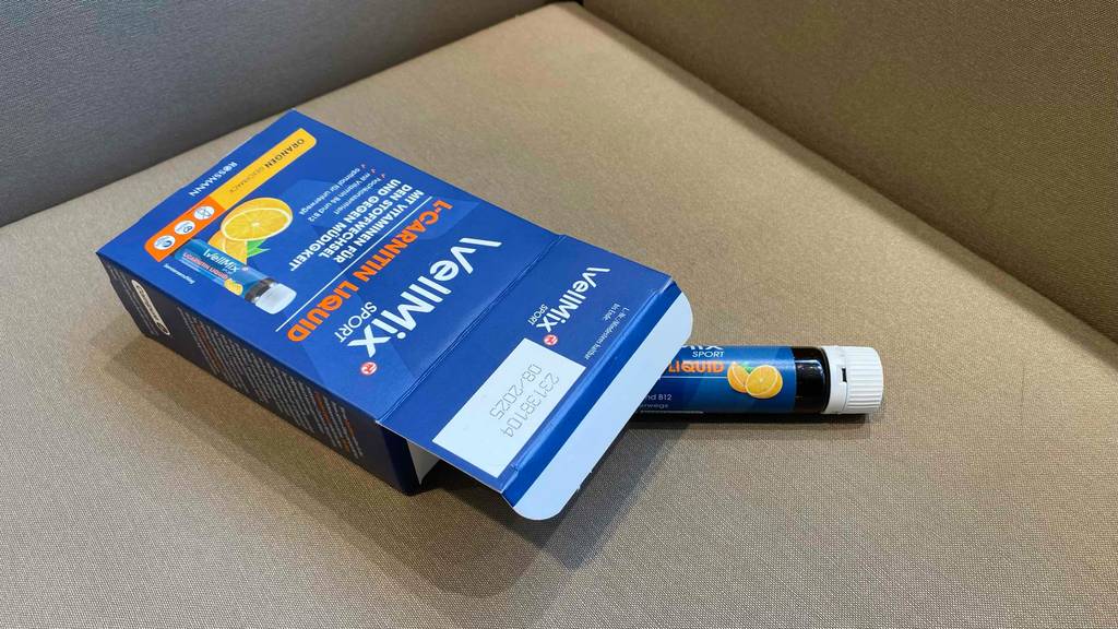 Im Test: Ein rundes Fläschchen L-Carnitin schaut halb aus der geöffneten Kartonverpackung.