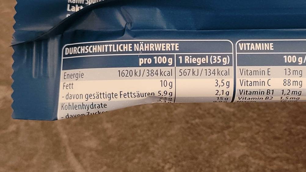 Nahaufnahme der Rückseite eines getesteten Proteinriegel mit Angaben zu Nährwerten.
