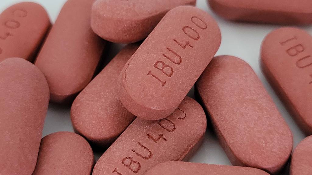 Nahaufnahme von mehreren bräunlichen IBU-400 Kopfschmerztabletten im Test.