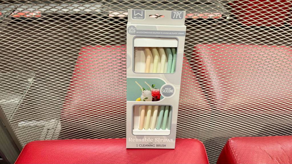 Strohhalme im Test: Eine Packung mit sieben Silikon-Strohalmen steht auf einem roten Hocker.