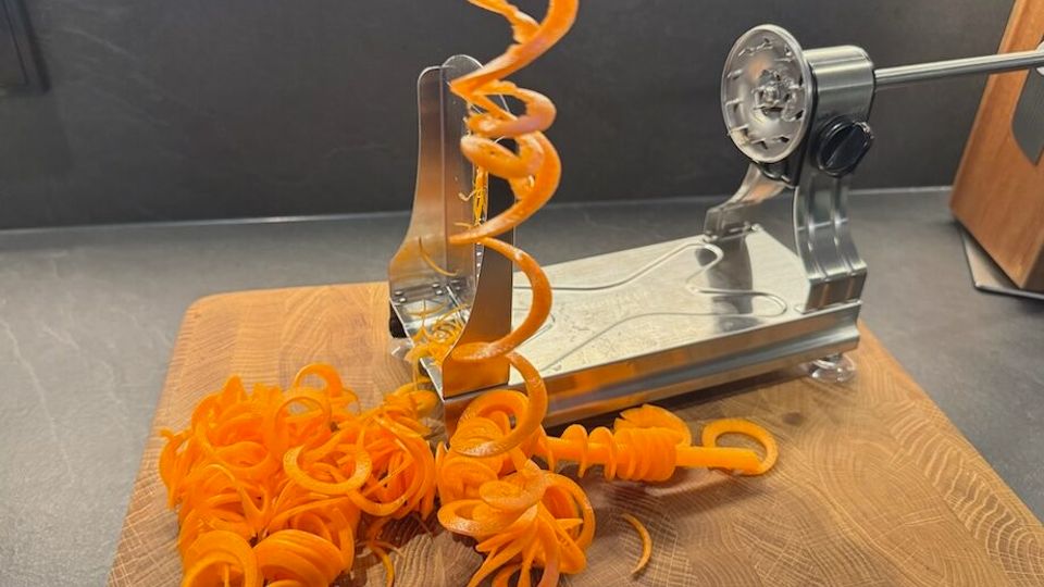 Ein Spiralschneider mit zu perfekten Spiralen geschnittener Karotte.