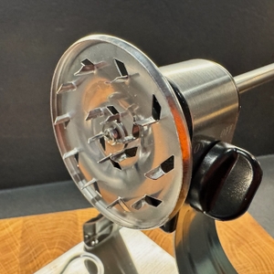 Nahansicht des Gemüsesteckers des WellToBe CS 668 Spiralschneiders.