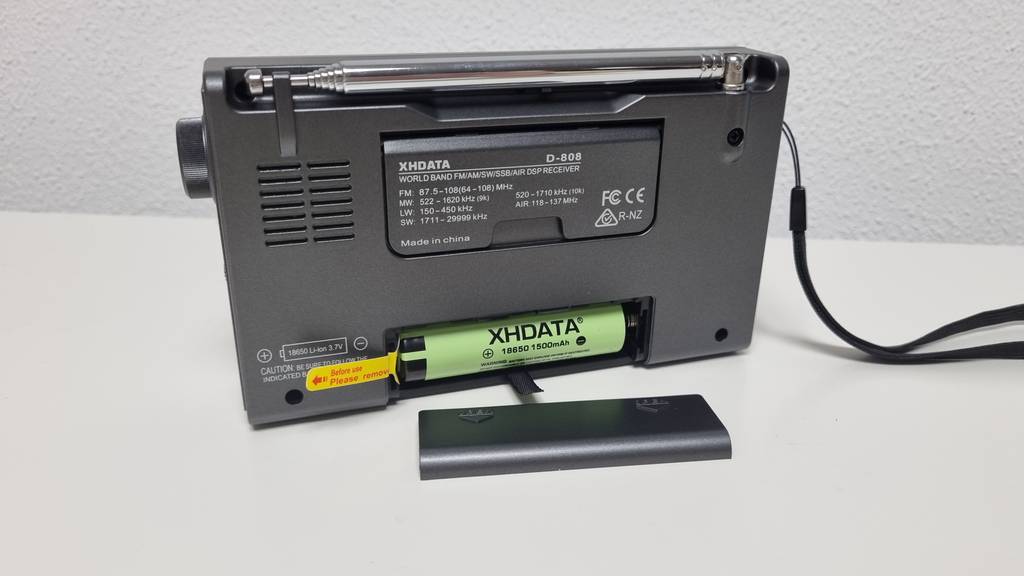 Der D 808 von Xhdata ist inklusive Akku erhältlich.