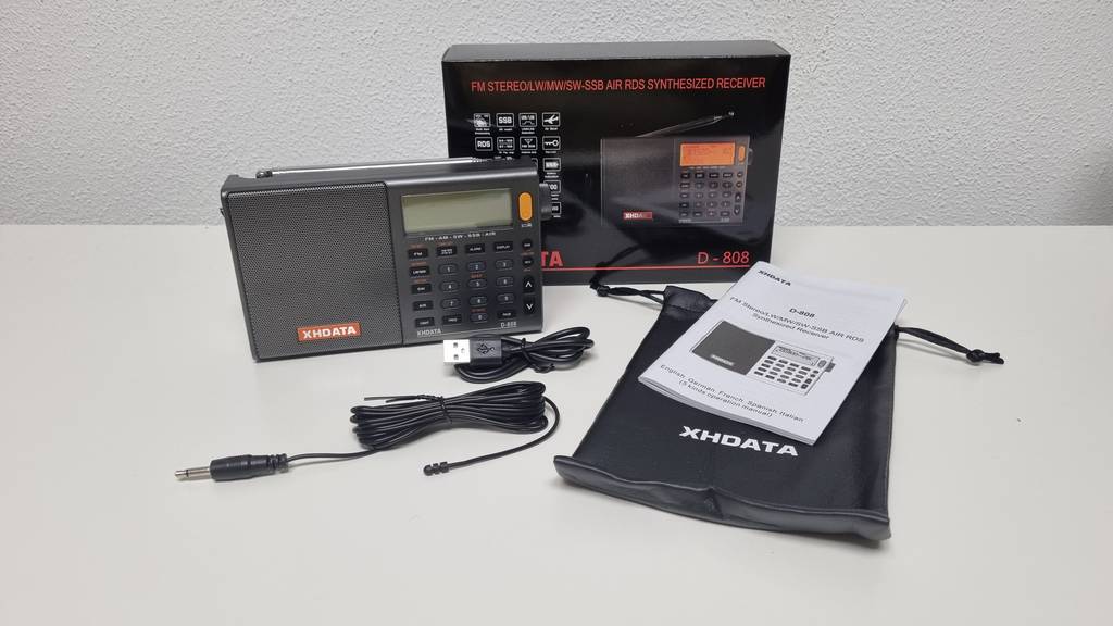 Der D 808 von Xhdata wird mit einer Vielzahl an Zubehör geliefert.