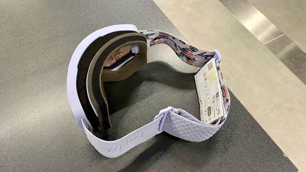 Crossbrille getestet: Eine Brille von schräg hinten auf einer dunkelgrauen Oberfläche.