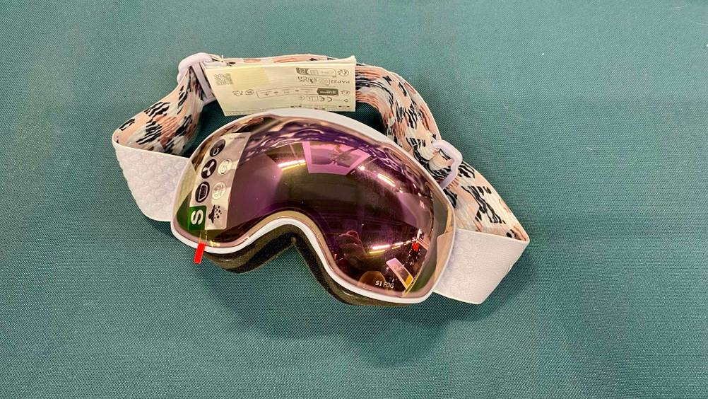 Getestet: Eine Crossbrille von vorne liegt auf einer grünen Fläche.