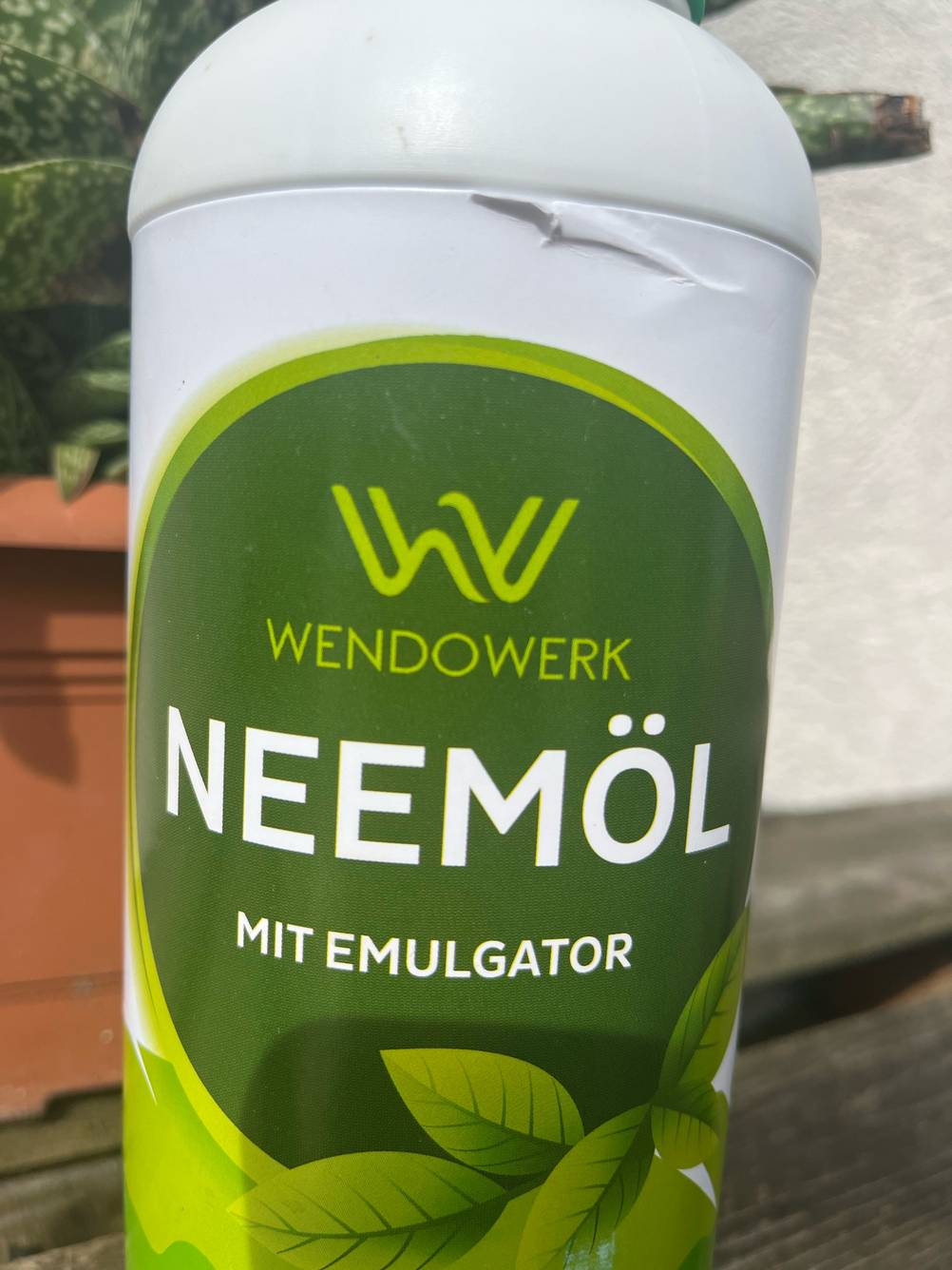Neemöl im Test: Auf der Vorderseite einer Flasche stehen Markenname und Bezeichnung.