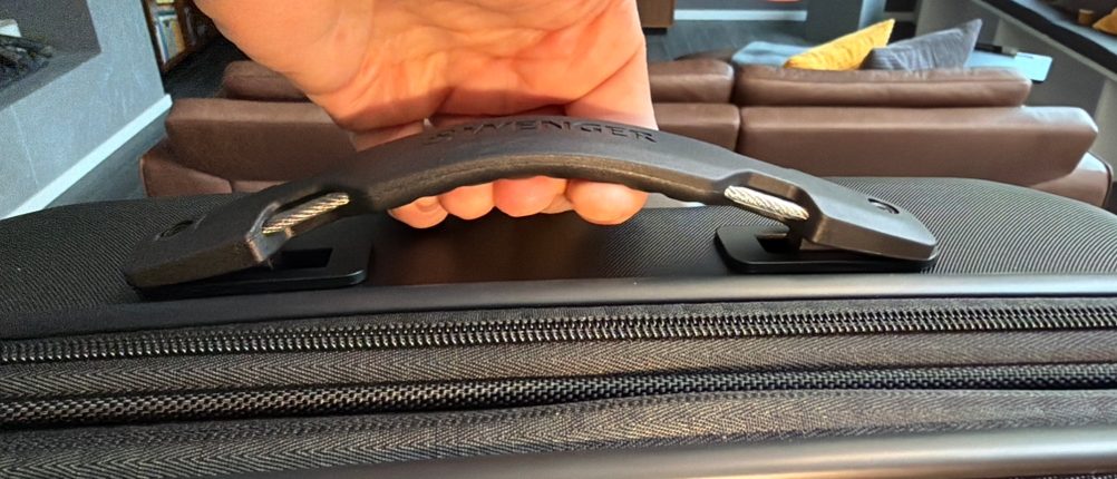 Eine Hand hebt den Wenger Prymo am Griff hoch