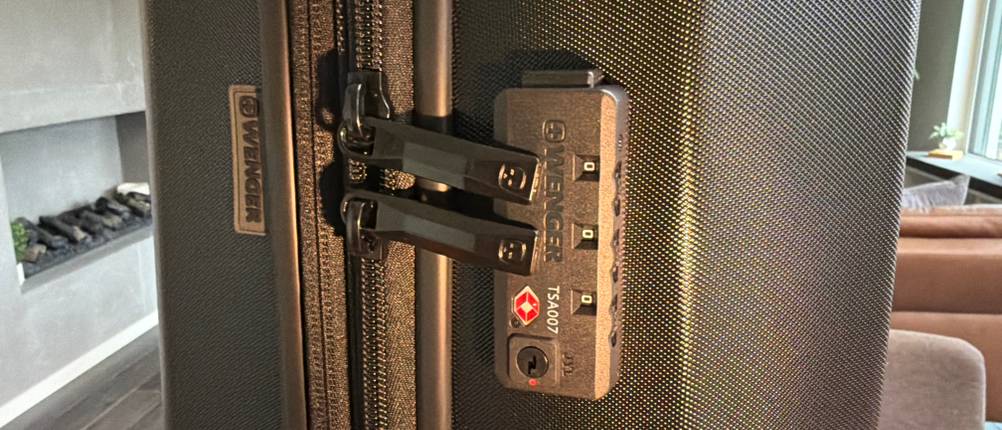 Die Reißverschlüsse sind im Kofferschloss des Wenger Prymo verriegelt