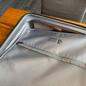 Eine Hand schließt eine Seite vom Innenraum des Wenger Prymo