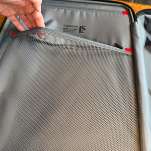 Eine Hand öffnet ein Netz im Innenraum des Wenger Prymo