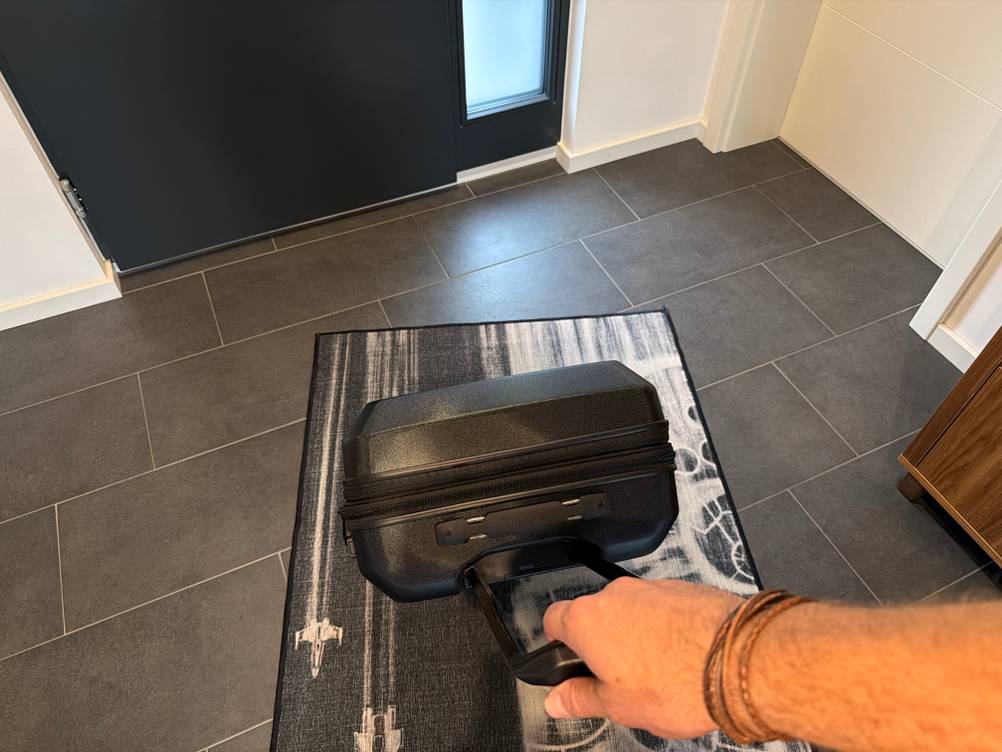 Eine Hand zieht den Wenger Prymo