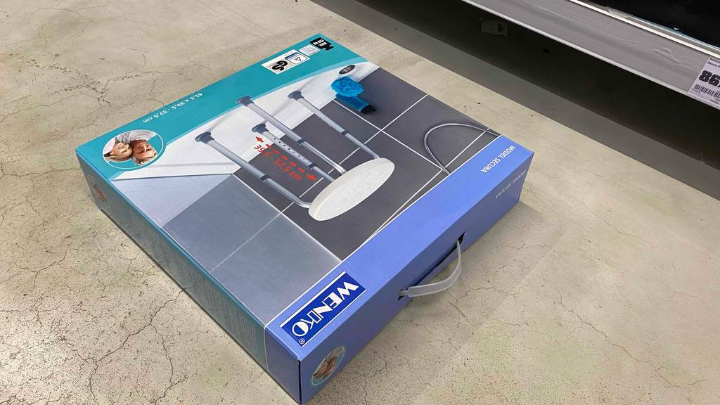 Duschhocker-Test: Verpackter Duschhocker liegt auf dem Boden.